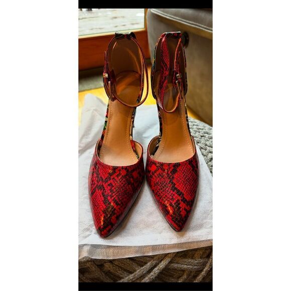 🔥 Gorgeous unique, faux red snake skin/floral ,wide buckle strap,  Size 9 - Picture 8 of 11